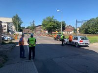 Policjanci SOK i Pracownicy Kolei Śląskich rozmawiają z kierowcami