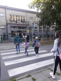Przejścia dla pieszych do szkół również zabezpieczane przez mundurowych w pierwszych dniach szkoły