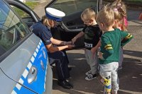 Przedszkolaki testują policyjne sygnały