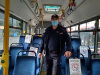 policjant kontrolujący w autobusie