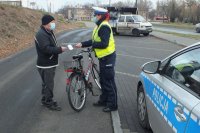 policjantka podarowuje odblask rowerzyście