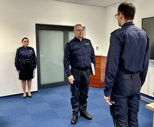 Zdjęcie przedstawia Zastępcę Naczelnika Wydziału Prewencji składającego meldunek Komendantowi Miejskiemu Policji w Sosnowcu.