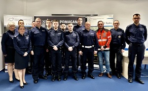 Zdjęcie przedstawia Komendanta Miejskiego Policji w Sosnowcu, Dyrektora SP NZOZ Pogotowia Ratunkowego w Sosnowcu, wyróżnionych policjantów oraz ich przełożonych.
